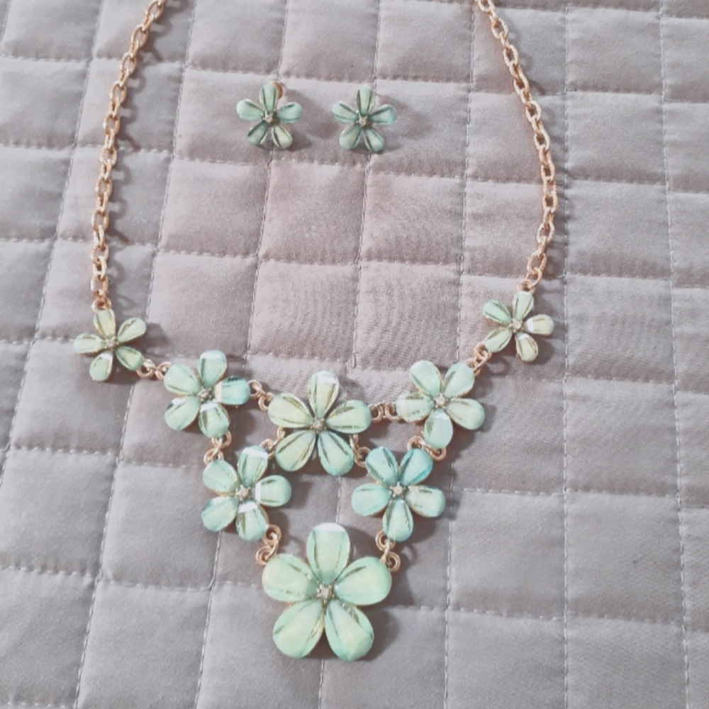 Floral Mint and Gold Necklace Set